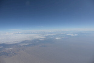高空俯瞰云海与大地景观