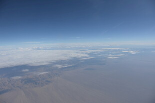高空俯瞰云海与大地景观