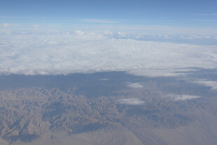 高空俯瞰大地与云海