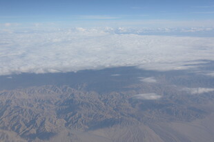 高空俯瞰云海与大地景观