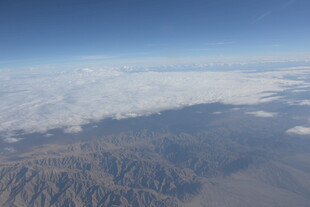 高空俯瞰云海与山脉