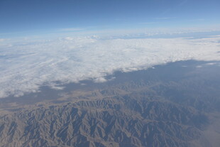 高空俯瞰山脉与云海景观