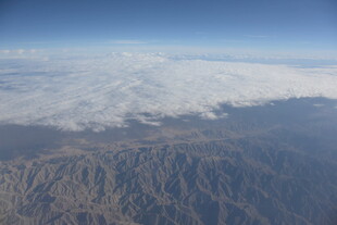 高空俯瞰云海与山脉