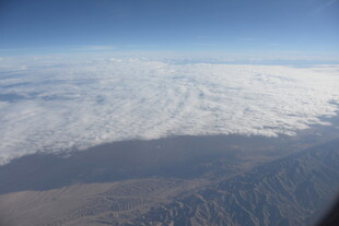 高空俯瞰云海与大地景观