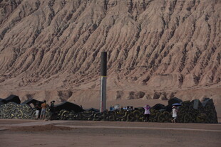 沙漠驼队与壮丽沙丘景观