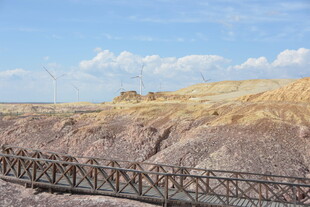 荒凉地貌中的铁架桥