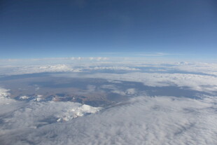 高空俯瞰云海壮丽景观