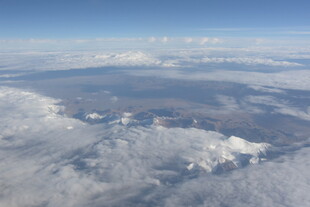 高空俯瞰连绵雪山美景
