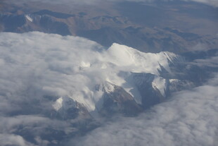 高空俯瞰壮丽雪山云海