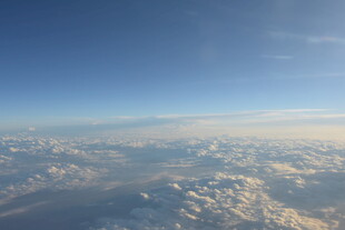 高空俯瞰云海壮丽景观