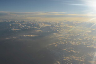 高空俯瞰云海与阳光美景