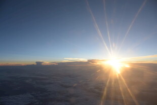高空之上的壮丽日出