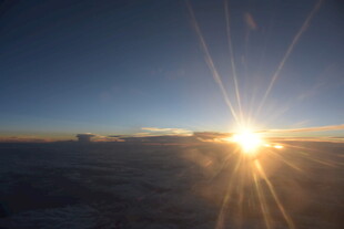 高空之上的壮丽日出景观
