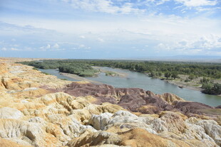 五彩河岸边的河流景观