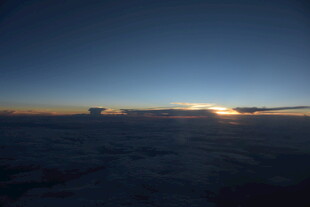 高空云海间的壮丽日出