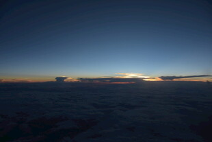 黄昏时分的广袤大地景观