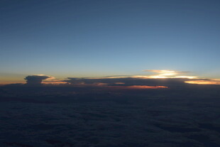 高空云海中的壮丽日出