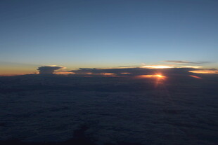 高空云海间的壮丽日出