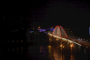 夜晚璀璨灯光下的桥梁