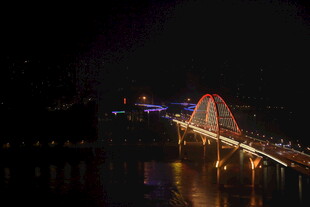 夜晚璀璨灯光下的桥梁