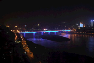 城市夜景下的绚丽桥梁