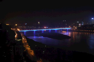 城市夜景下的绚丽桥梁