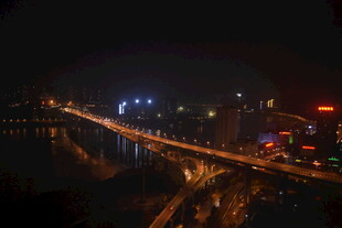 城市夜景中的璀璨桥梁