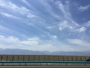 蓝天白云下的开阔风景