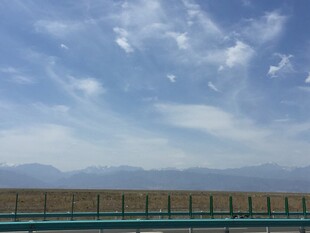 蓝天远山旁的开阔景致