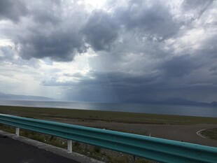 公路边的乌云与开阔景致