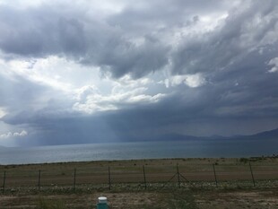 乌云下的开阔原野风光