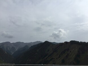 云雾缭绕的连绵山脉