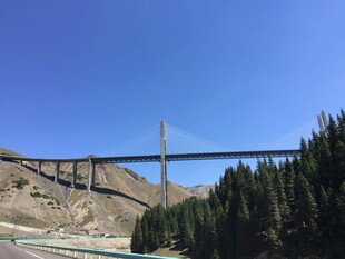 高山间的宏伟桥梁