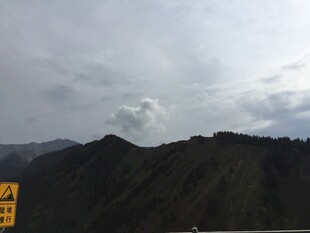 山间云雾缭绕的壮丽景色