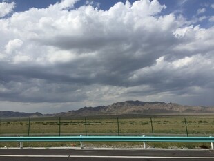 公路边的壮阔天空与远山