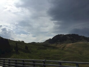 乌云笼罩下的山间风景