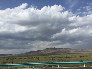 草原上的蓝天白云与远山