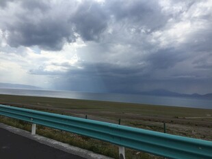 公路边乌云密布的天空