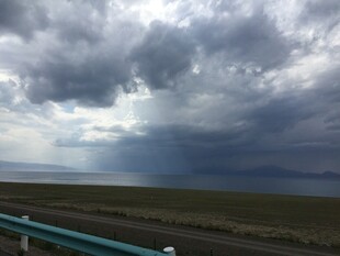 草原上空的厚重乌云