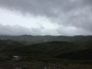 阴云笼罩下的山峦景色