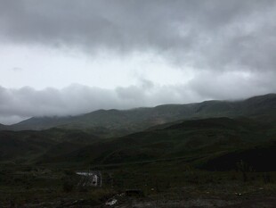 乌云笼罩下的山峦景色