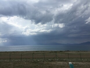 乌云下的开阔原野风光