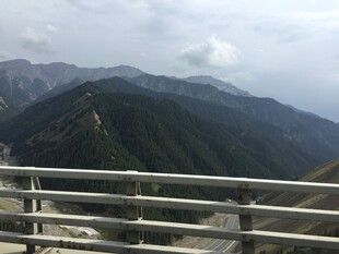 山间栏杆处的壮美山景