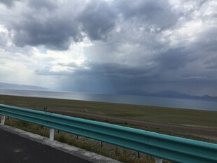 公路边的多云天空景观