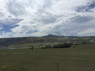 广袤草原与天际云朵景观