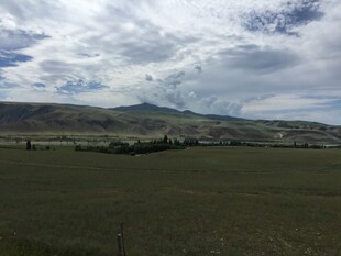 广袤田野与远处山峦风景