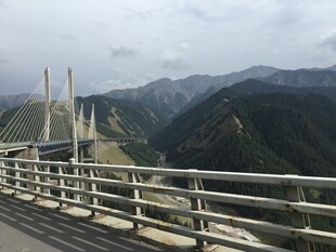 高山间的宏伟桥梁