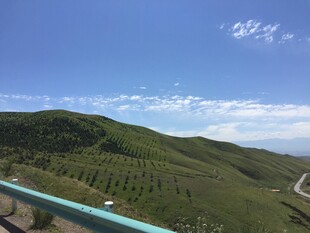青山蓝天间的公路风景