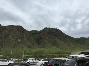 停车场后的青山风景