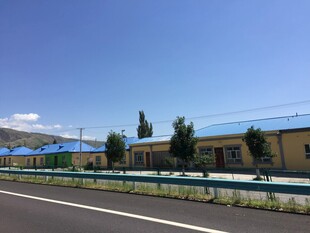 公路旁的建筑物景观